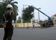 Dua Papan Reklame Tak Berizin di Bongkar