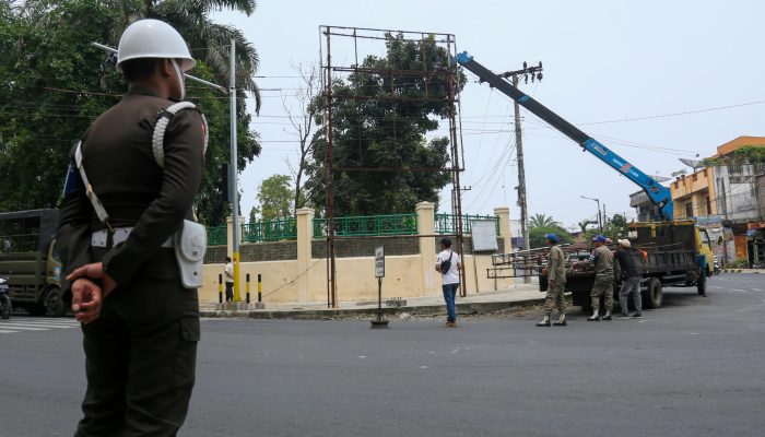 Dua Papan Reklame Tak Berizin di Bongkar