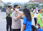 Kabut Asap Selimuti Samosir, Kapolres AKBP Rina Tarigan Turun Langsung Bagikan 100 Masker di Simpang Gereja Pangururan