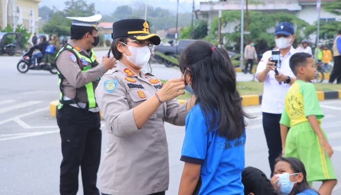 Kabut Asap Selimuti Samosir, Kapolres AKBP Rina Tarigan Turun Langsung Bagikan 100 Masker di Simpang Gereja Pangururan