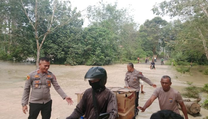 Banjir 40 Cm Rendam Jalan Bosar Maligas – Pengkolan, Polsek Bosar Maligas Turun Evakuasi Pengendara