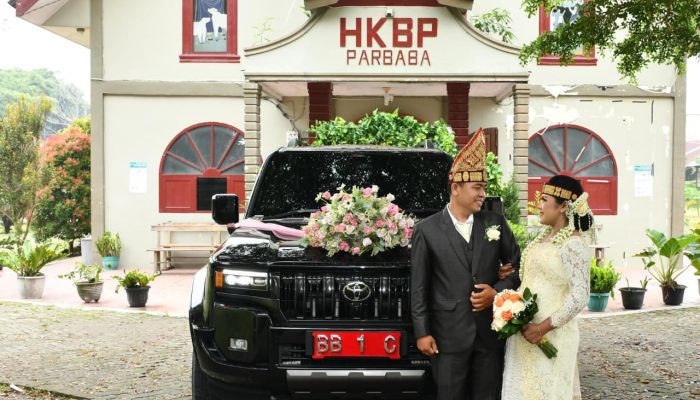 Bupati Samosir Vandiko Gultom Gratiskan Mobil Dinas BB 1 C Jadi Mobil Pengantin Warga