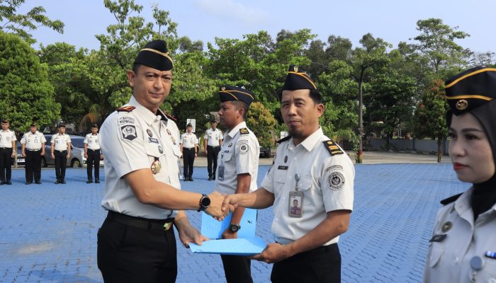 Lapas Batam Gelar Apel Kenaikan Pangkat Golongan III dan Beri Penghargaan Pegawai Disiplin Terbaik