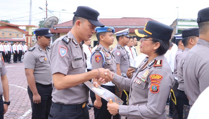 Beri Reward 20 Personel Berprestasi, Kapolres Samosir: Jangan Arogan dan Sakiti Hati Masyarakat