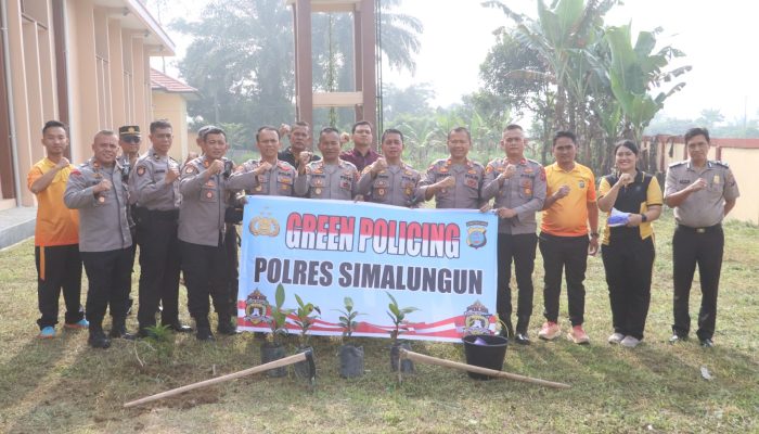 Polres Simalungun Gelar Green Policing, Tanam 30 Pohon Mangga dan Durian di Mako