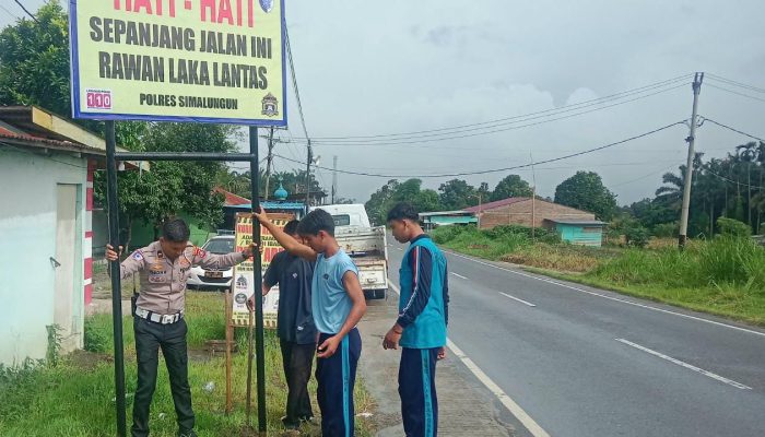 Tekan Angka Kecelakaan, Satlantas Polres Simalungun Pasang Rambu di Jalur Rawan KM 20 Siantar-Saribudolok